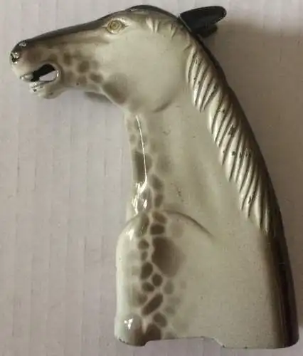 Originelles kleines Gasfeuerzeug aus Metall in Form eines Pferdekopfes