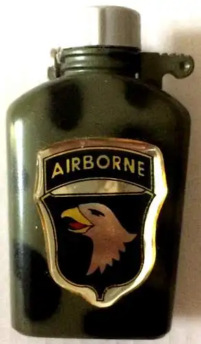 Originelles kleines Gasfeuerzeug aus Metall, Feldflasche der "Screaming Eagles"