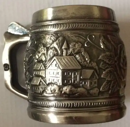 Originelles kleines Gasfeuerzeug aus Metall in Form eines Bierkruges