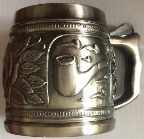 Originelles kleines Gasfeuerzeug aus Metall in Form eines Bierkruges