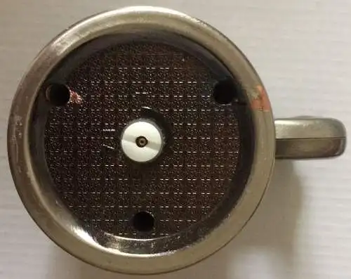 Originelles kleines Gasfeuerzeug aus Metall in Form eines Bierkruges