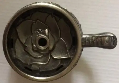 Originelles kleines Gasfeuerzeug aus Metall in Form eines Bierkruges