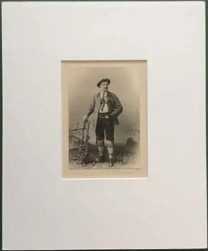 Original-Photographie Junger Mann in bayer. Tracht, ca. 1900, im Passepartout