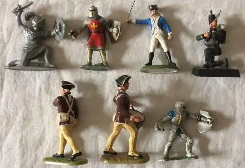 Sieben alte Soldaten-Spielfiguren, zweimal Elastolin, NIGRIN