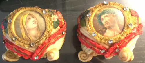 Zwei alte Wachsstöcke mit Darstellungen von Jesus Christus und Maria, 19. Jhdt