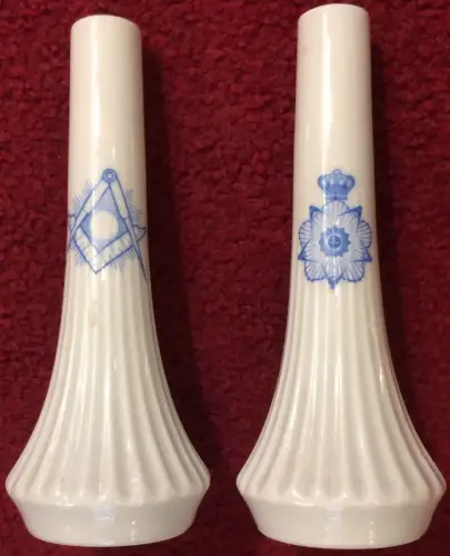 Zwei kleine Vasen aus weißem Porzellan ohne Marke mit Freimaurer-Symbolen
