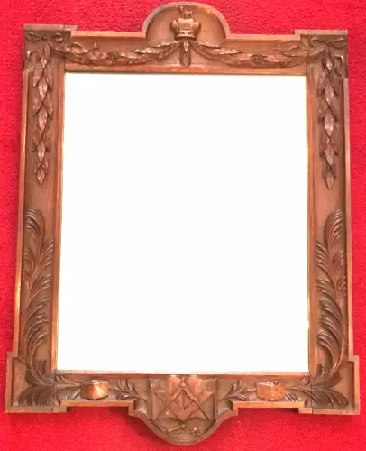 Spiegel mit Freimauermotiven im holzgeschnitzten  Rahmen