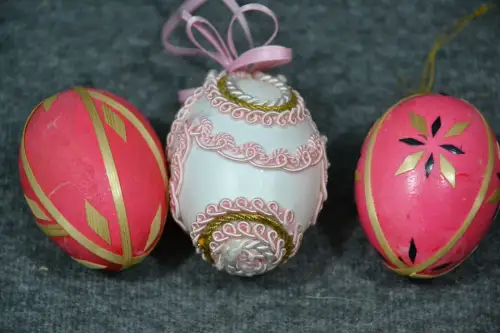 Ostereier, bastbeklebt, eines bestickt, 3 Stück