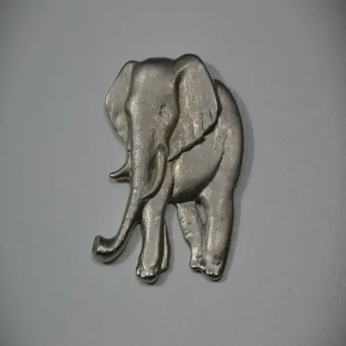 Anstecker aus Metall, Relief eines Elefanten, versilbert