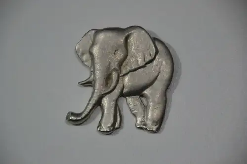 Anstecker aus Metall, Relief eines Elefanten, versilbert