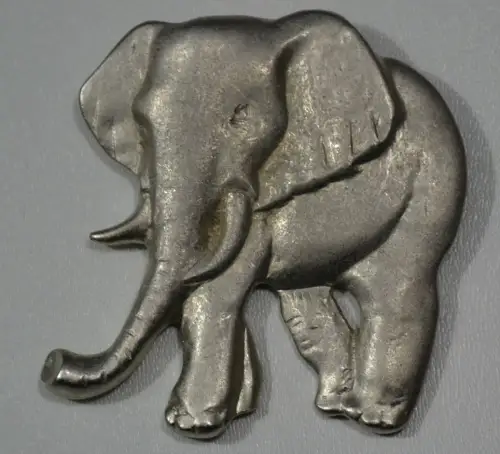 Anstecker aus Metall, Relief eines Elefanten, versilbert
