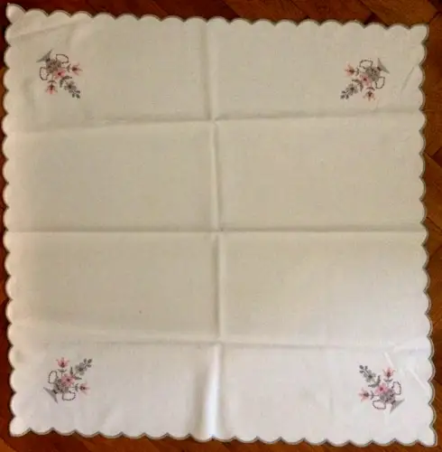 Kleine weiße Tischdecke mit Stickereien, 0,80 x 0,80 m