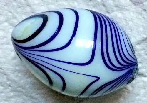 Ei aus blau-weißem Muranoglas, Italien