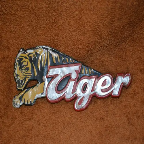 Tiger,gepresstes Weißblech,wohl Markenzeichen.