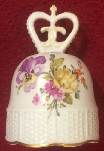 Kleine Tischglocke aus Porzellan mit Blumendekor der Manufaktur Ludwigsburg