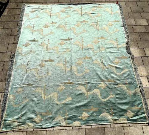 Tagesdecke, Japan,Seide, mit Stickerei,Wellen,Drachen  und Fischen