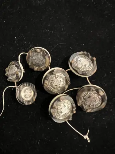 Hirschhorn, Trachtenknöpfe, 7 Stück, alpenländisch, drei Größen, S. Beschreibung