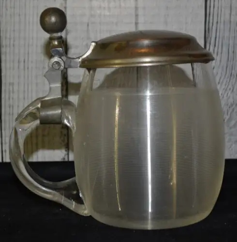 Bierkrug,0,5 Li, geripptes Glas,Zinndeckel,am Glasrand oben leichte Bestossung