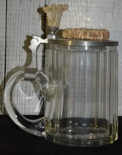 Bierkrug,0,5 Li, mundgebl.geschliffenes Glas, Zinndeckel, Hirschhornschnitzerei