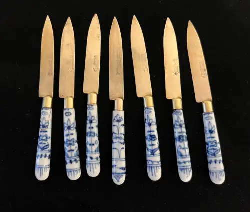 7 Obstmesser, Stahlbronze, Porzellangriffen, Zwiebelmuster, Länge 16 cm, um 1900