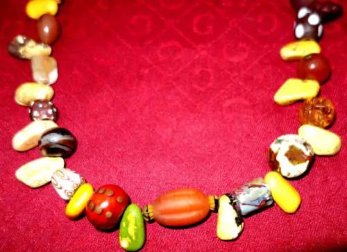 Modeschmuck mit diversen Steinen aus den siebziger Jahren, ca. 50 cm 