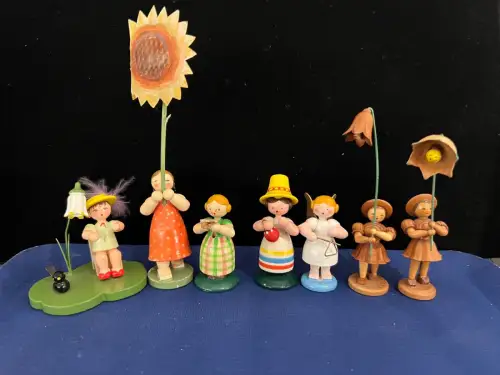 7-teilige Tischdeko,Blumenkinder,Erzgebirge holzgeschnitzt und bemalt, 20. Jhdt.