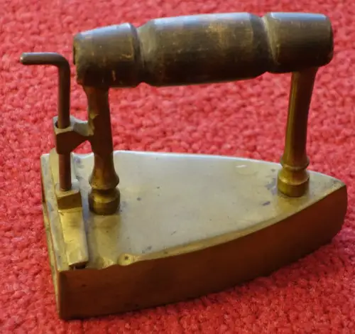 Bügeleisen antik,  Messing und Holzgriff, ca. 1850