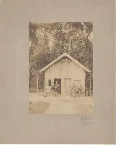 Original-Photographie Julius Hofmann mit drei Kollegen vor Hütte im Wald