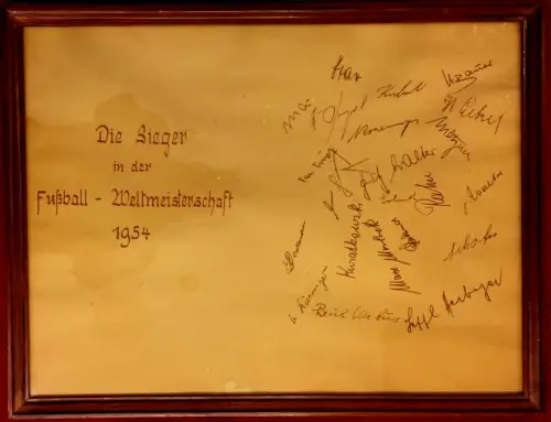 Fußball-WM 1954, Autogramme der deutschen Mannschaft, wohl nur Faksimile gerahmt