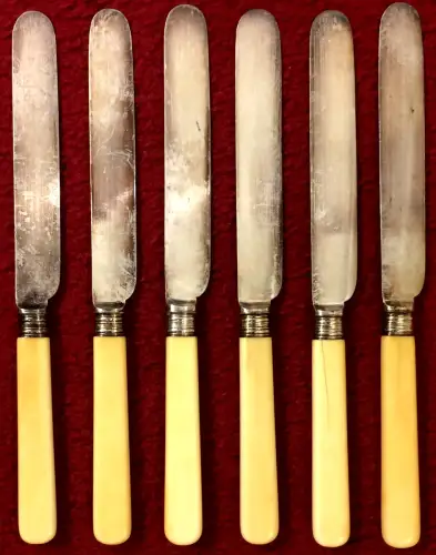 Sechs kleine versilberte Messer mit Griffen aus Bein