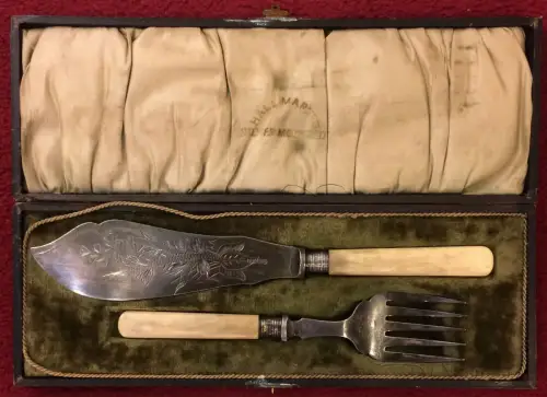 Zweiteiliges versilbertes Tranchierbesteck im Originalbesteckkasten