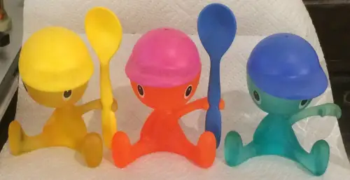 Drei Eierbecher der Marke Alessi "CICO" ASG23 GR mit Salzstreuer und Löffel