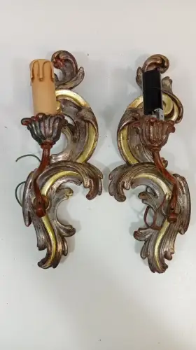 2 Wandlampen,Holz geschnitzt u. Gold-Silber gefasst, mit 2 elektrischen Lampen