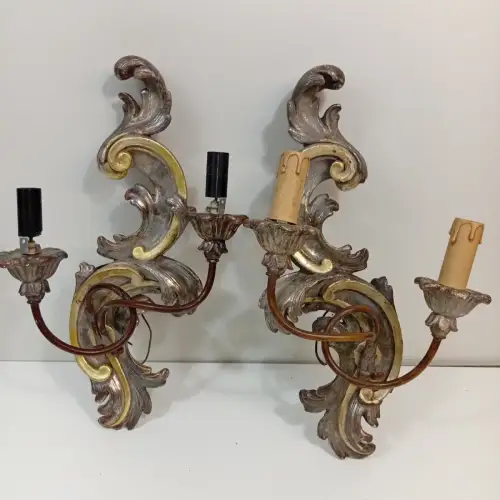 2 Wandlampen,Holz geschnitzt und Gold-Silber gefasst, mit 4 elektrischen Lampen,