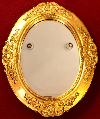 Kleiner Wandspiegel mit goldfarbenem Rahmen im Stil des 19. Jahrhunderts