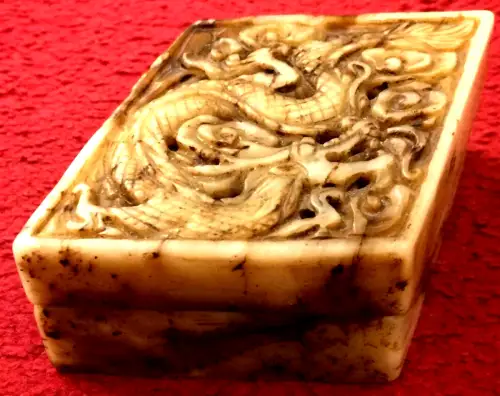 Kleine viereckige Dose und Deckel aus Speckstein  mit Drachenmotiv, chinesisch