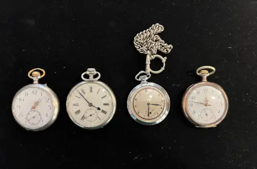 4 Taschenuhren, drei laufen, eine Uhr nicht, Siehe Fotos und Beschreibung