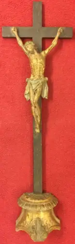 Holzgeschnitztes Kruzifix, Standkreuz, alpenländischer Raum, 18. Jahrhundert