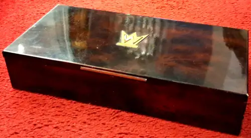 Zigarettenbox aus leichtem Holz, lackiert