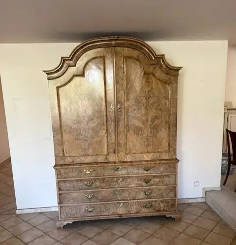 Möbel, Barockschrank,  2-telig, Nussbaum furniert , Restaurierungsbedürftig