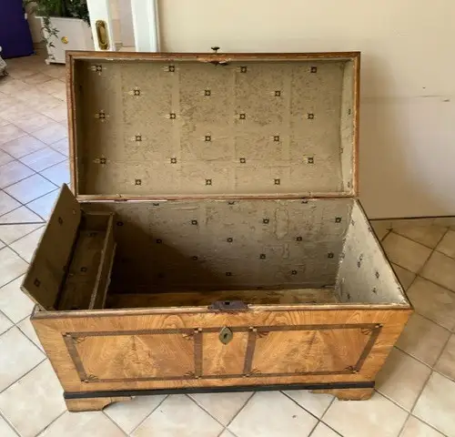 Truhe, Biedermeier, Süddeutschland, um 1820, H: 75 cm B: 115 cm T: 57 cm