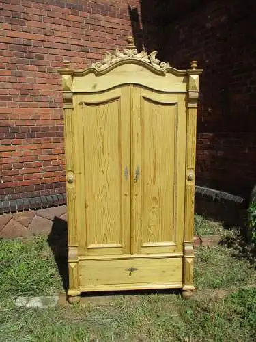 Weichholzschrank aus der Zeit um 1860 , Kleiderschrank, Wäscheschrank