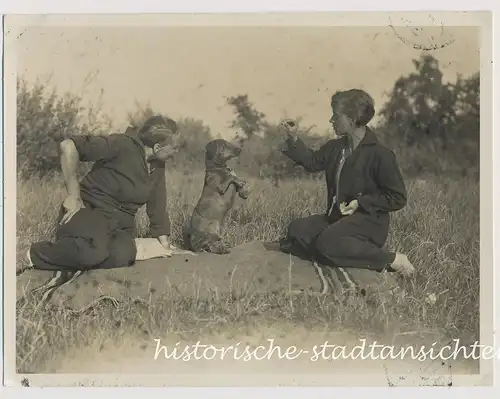 Hund macht Männchen - Frau und Mann spielen mit Hund - Altes Foto  1935 1930er