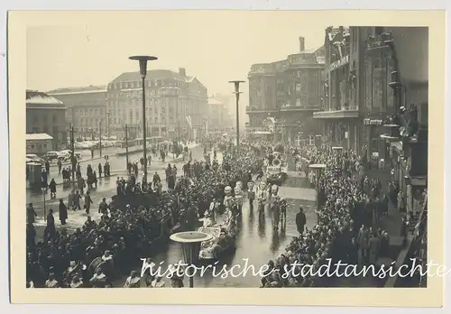 Frankfurt am Main - Bahnhof Straßenbahn - Gebäude  Autos Karneval Umzug - Tolles altes Foto 1950er