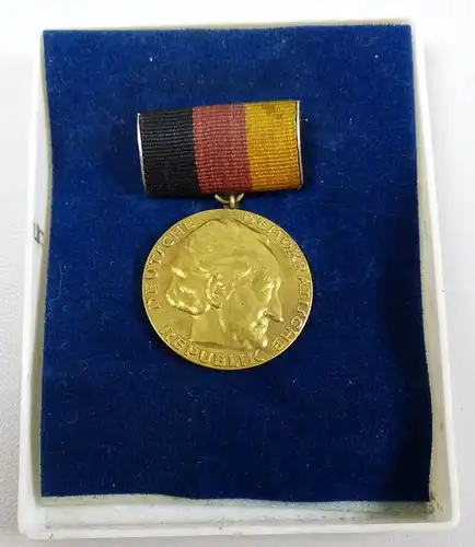 DDR Deutscher Nationalpreis 1952 aus 750 Gold >> sehr selten 