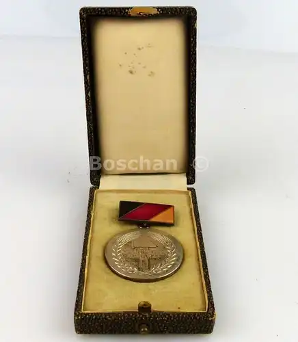 DDR Verdienter Tierarzt mit Etui 3. Variante verliehen von 1962 bis 1975 (AH64c)