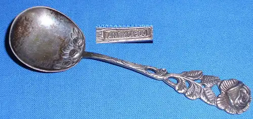 Alter Zuckerlöffel Rosenmuster aus 800er Silber 12,6 Gramm (da2958)