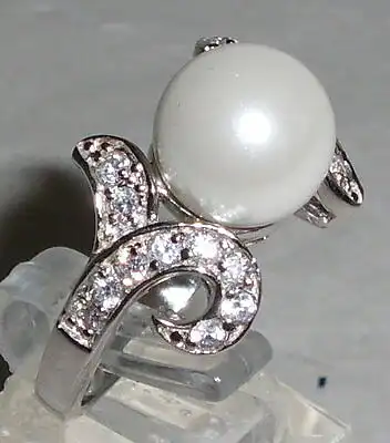 Ring Gr. 57 aus 925 Silber mit Perle und sehr schönen weißen Steinen