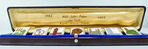 7 Anstecknadeln emailliert 800-Jahr-Feier Karl-Marx-Stadt 1965 in OVP   (da5900)
