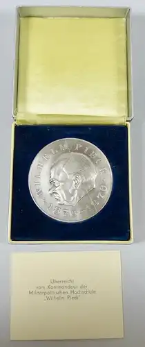 DDR Ehrenmedaille Wilhelm Pick überreicht vom Kommandeur  (da6027)